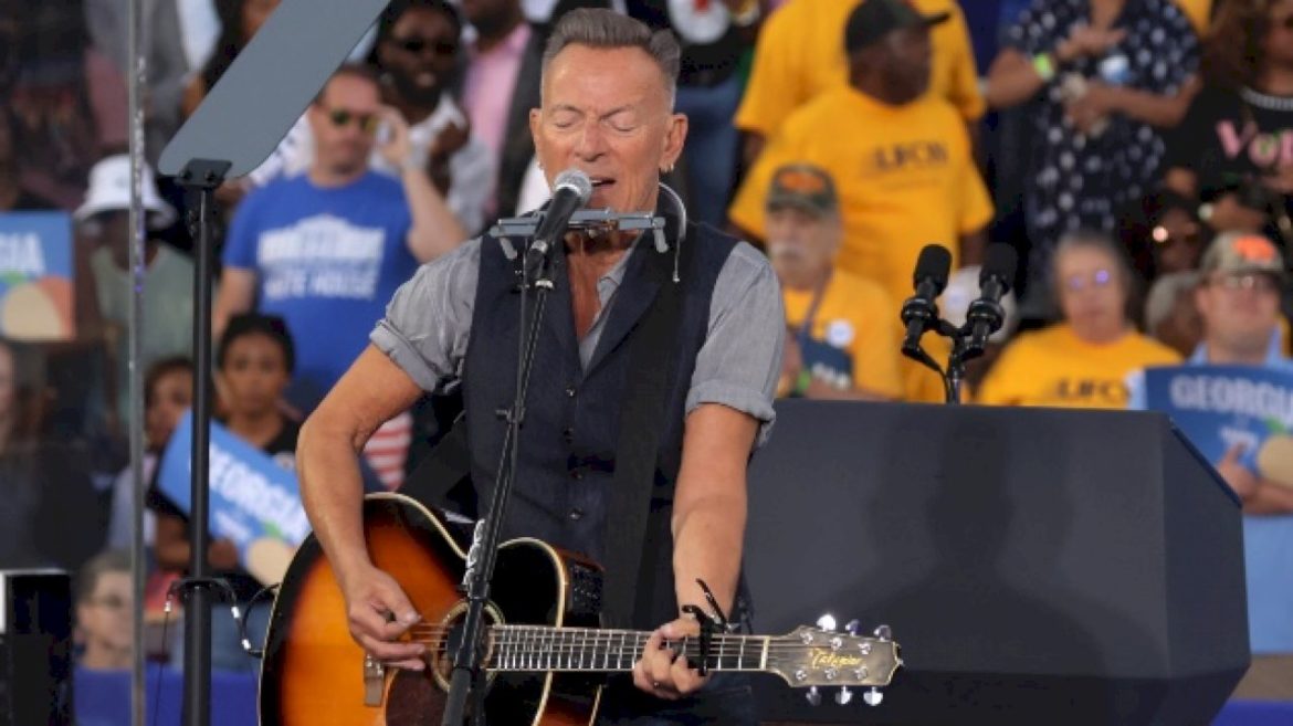 bruce-springsteen,-james-taylor-perform-at-harris/walz-rallies