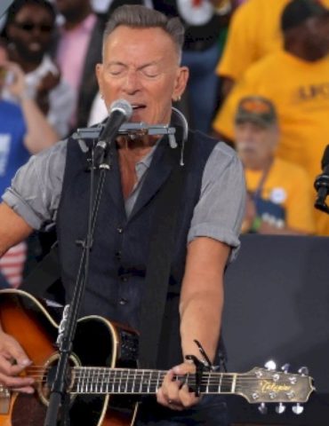 bruce-springsteen,-james-taylor-perform-at-harris/walz-rallies