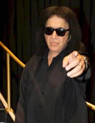 gene-simmons-names-paul-mccartney,-ronnie-wood-as-his-favorite-bassists