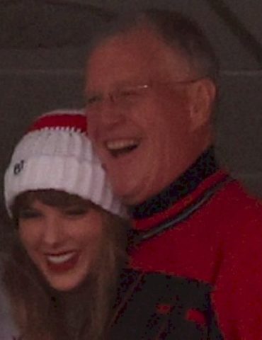 woman-who-sat-next-to-taylor-swift’s-dad-on-a-flight-spills-the-tea