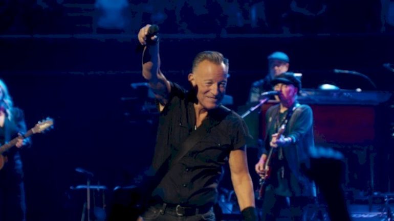 bruce-springsteen-comes-on-like-‘ghostbusters’-at-halloween-show-in-montreal