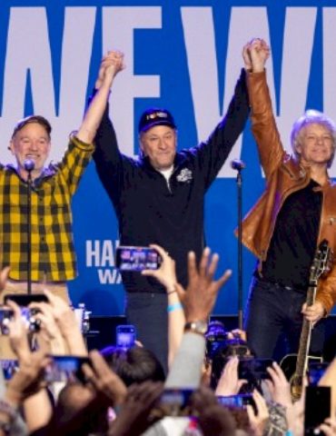 michael-stipe-and-jon-bon-jovi-play-rem.-classic-at-harris/walz-rally