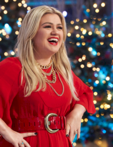 kelly-clarkson-will-host-christmas-in-rockefeller-center-tree-lighting-for-second-year-in-a-row