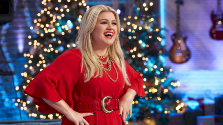 kelly-clarkson-will-host-christmas-in-rockefeller-center-tree-lighting-for-second-year-in-a-row