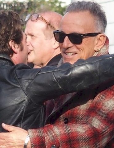 bruce-springsteen-hugs-jeremy-allen-white-on-set-of-‘deliver-me-from-nowhere’