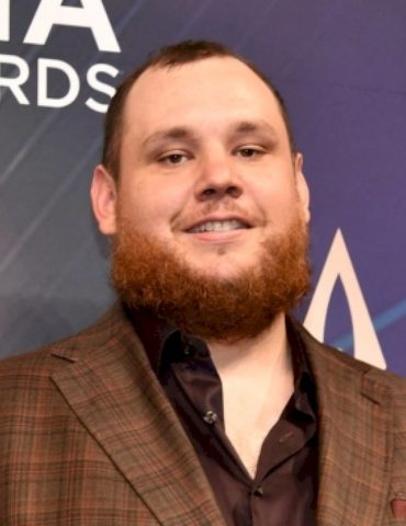 it’s-officially-touched-down:-luke-combs-opens-category-10