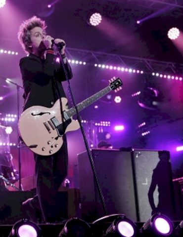 watch-unearthed-video-of-green-day’s-2004-‘﻿late-show’﻿-performance-of-“american-idiot”