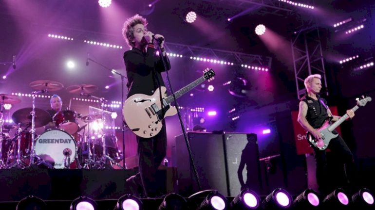 watch-unearthed-video-of-green-day’s-2004-‘﻿late-show’﻿-performance-of-“american-idiot”