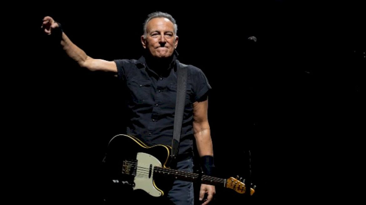 bruce-springsteen-opens-first-post-election-show-with-‘a-fighting-prayer-for-my-country’