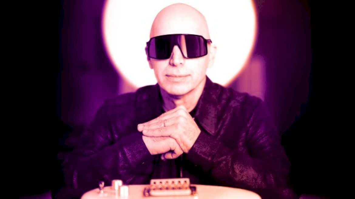 joe-satriani-offering-private-performances-to-fans-who-buy-his-new-artwork