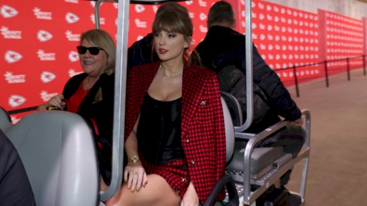 at-chiefs-game,-taylor-swift-teaches-her-security-guard-the-magic-word