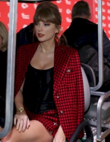 at-chiefs-game,-taylor-swift-teaches-her-security-guard-the-magic-word