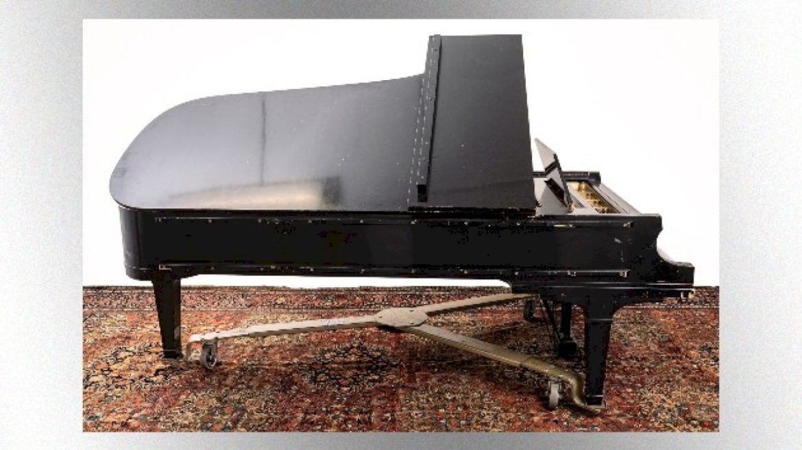 piano-used-to-record-‘layla’-part-of-new-hit-factory-collection-auction