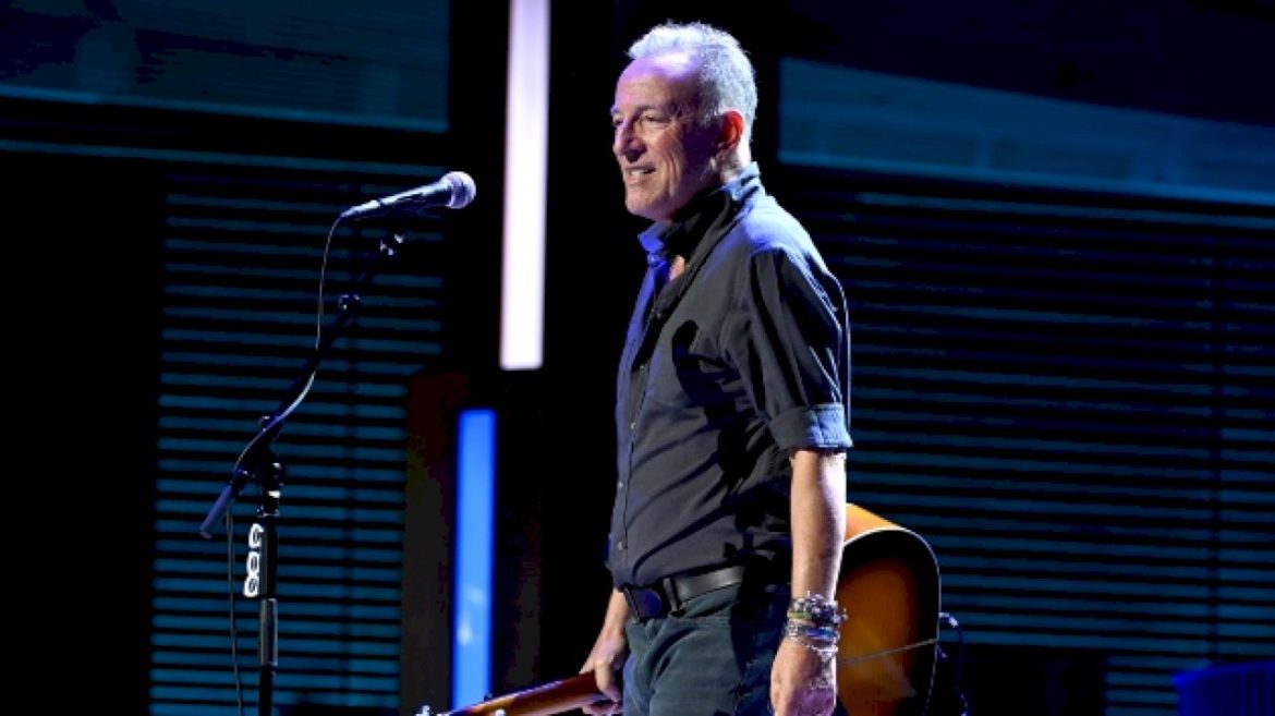 bruce-springsteen-plays-four-song-set-at-18th-annual-stand-up-for-heroes