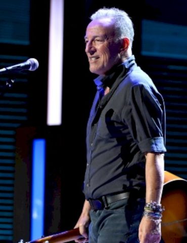 bruce-springsteen-plays-four-song-set-at-18th-annual-stand-up-for-heroes