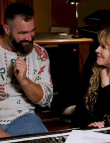 after-stevie-nicks-holiday-duet,-travis-kelce-says-brother-jason-is-the-new-‘queen-of-christmas’