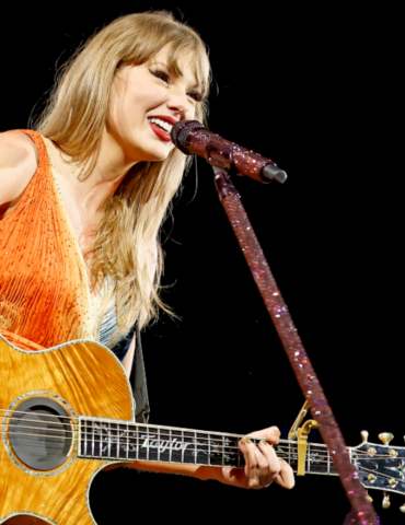 taylor-swift-reacts-to-6-grammy-noms-at-eras-tour-show-in-toronto:-‘it’s-so-wonderful’