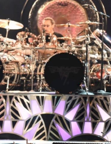 alex-van-halen-on-releasing-music-from-van-halen’s-vault:-‘i-wanna-do-it-right’