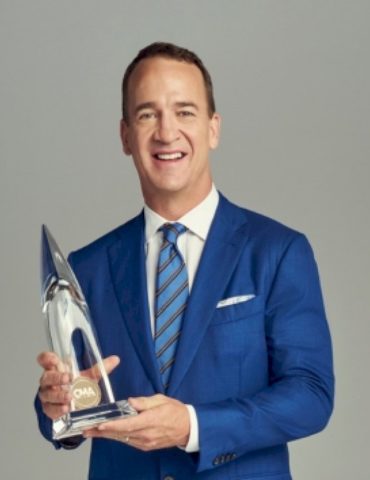 peyton-manning-loves-witnessing-special-moments-onstage-+-backstage-as-cma-awards-host:-‘that’s-the-best-part’