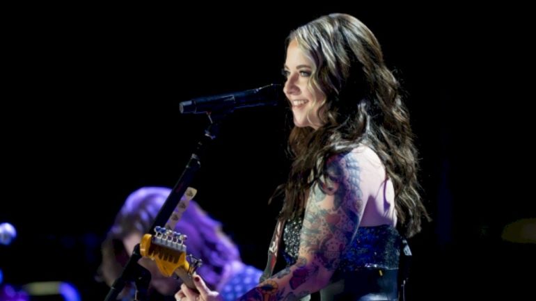 ashley-mcbryde’s-stripping-down-her-special-cma-awards-performance:-‘it’s-just-me-and-a-guitar’