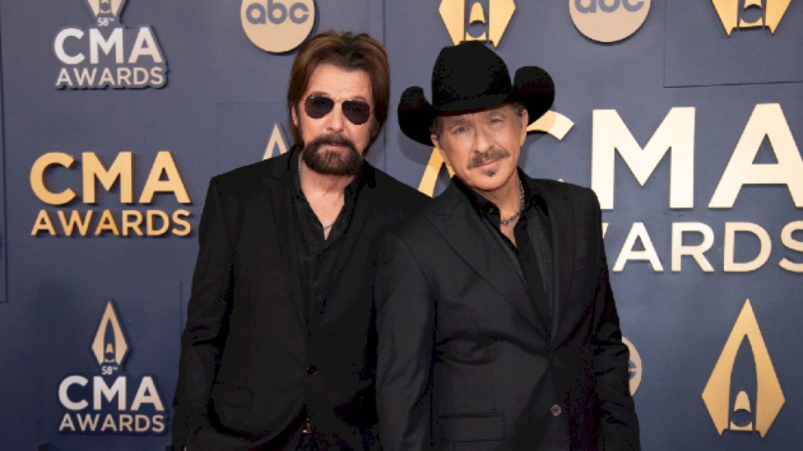 backstage-at-the-2024-cma-awards:-established-stars-meet-new-voices