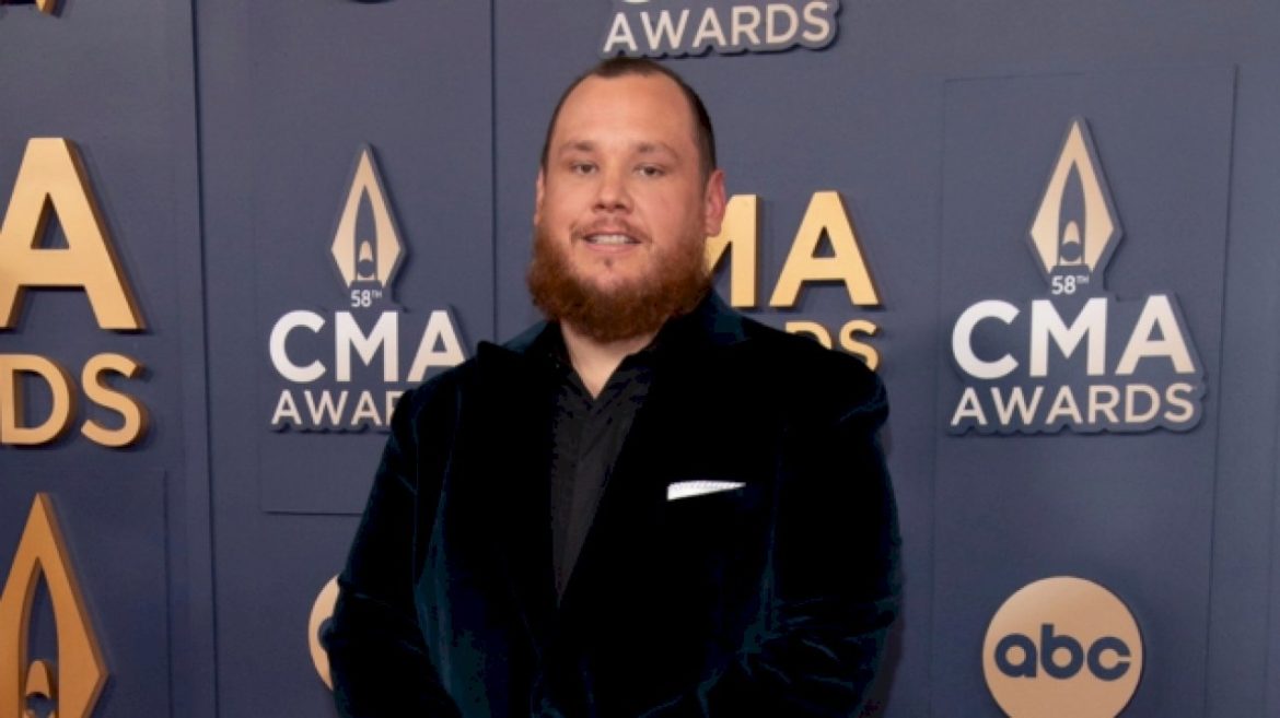 luke-combs’-reaction-to-chris-stapleton’s-male-vocalist-cma-win-goes-viral