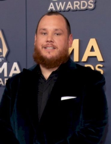 luke-combs’-reaction-to-chris-stapleton’s-male-vocalist-cma-win-goes-viral