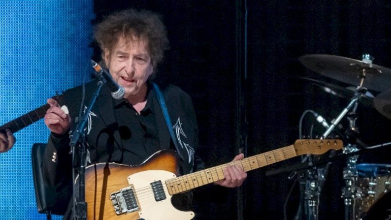 bob-dylan-responds-to-dancer-who-claimed-she-was-told-not-to-look-him-in-the-eye