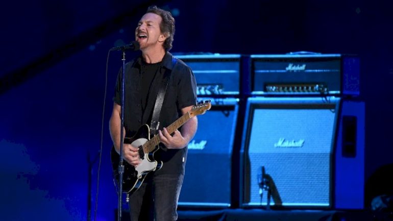 pearl-jam-plays-‘hunger-strike’-for-first-time-in-over-a-decade-at-final-‘dark-matter’-tour-stop