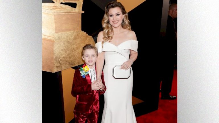 he-did-it-his-way:-watch-kelly-clarkson’s-8-year-old-son-sing-frank-sinatra