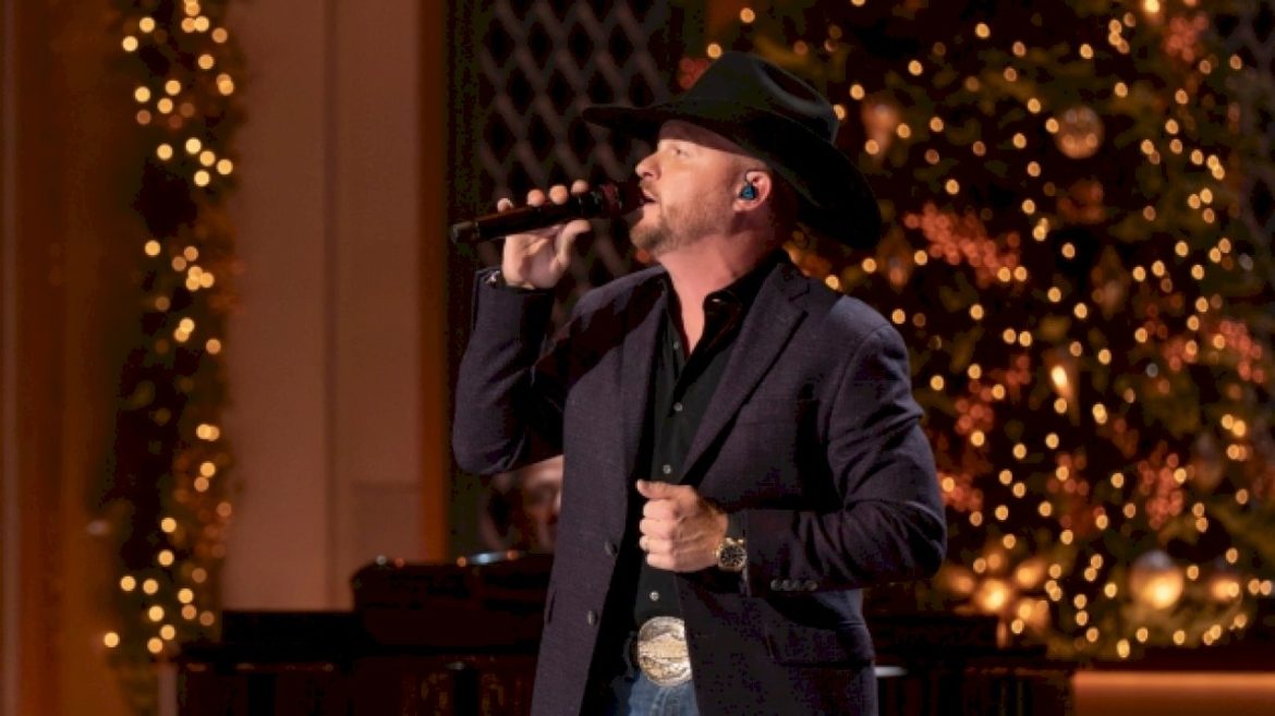 cody-johnson’s-displaying-his-frank-sinatra-side-on-‘cma-country-christmas’