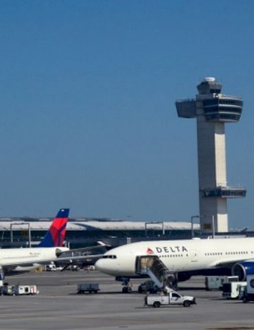 stowaway-discovered-on-board-flight-from-new-york-to-paris