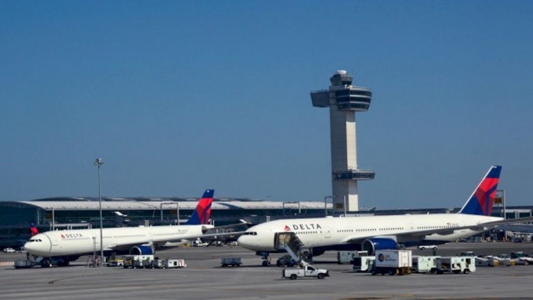 stowaway-discovered-on-board-flight-from-new-york-to-paris