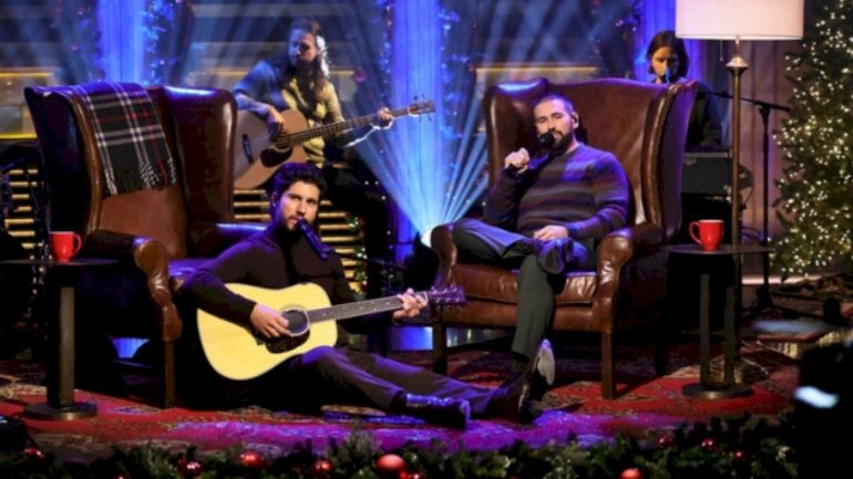 watch-dan-+-shay-get-‘cozy’-on-‘the-tonight-show’