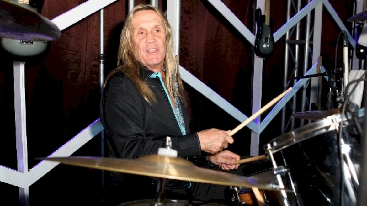 iron-maiden-drummer-nicko-mcbrain-announces-retirement