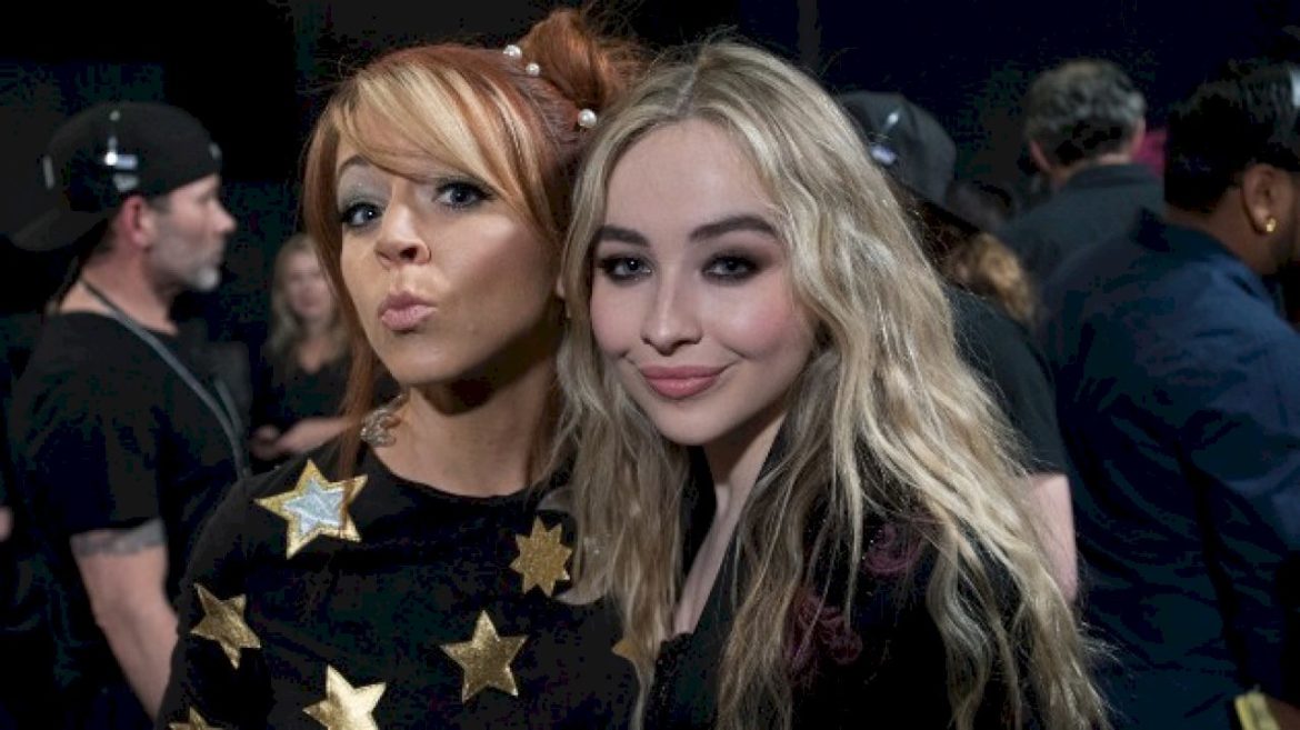 lindsey-stirling-talks-sabrina-carpenter-going-‘grinch’:-‘she-just-put-a-perfect-spin-on-it’