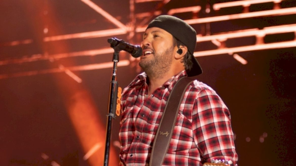 luke-bryan-sells-out-2025-crash-my-playa