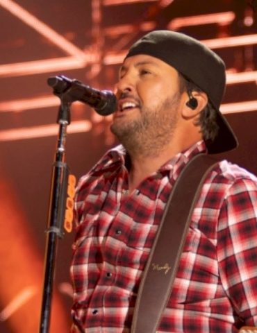 luke-bryan-sells-out-2025-crash-my-playa