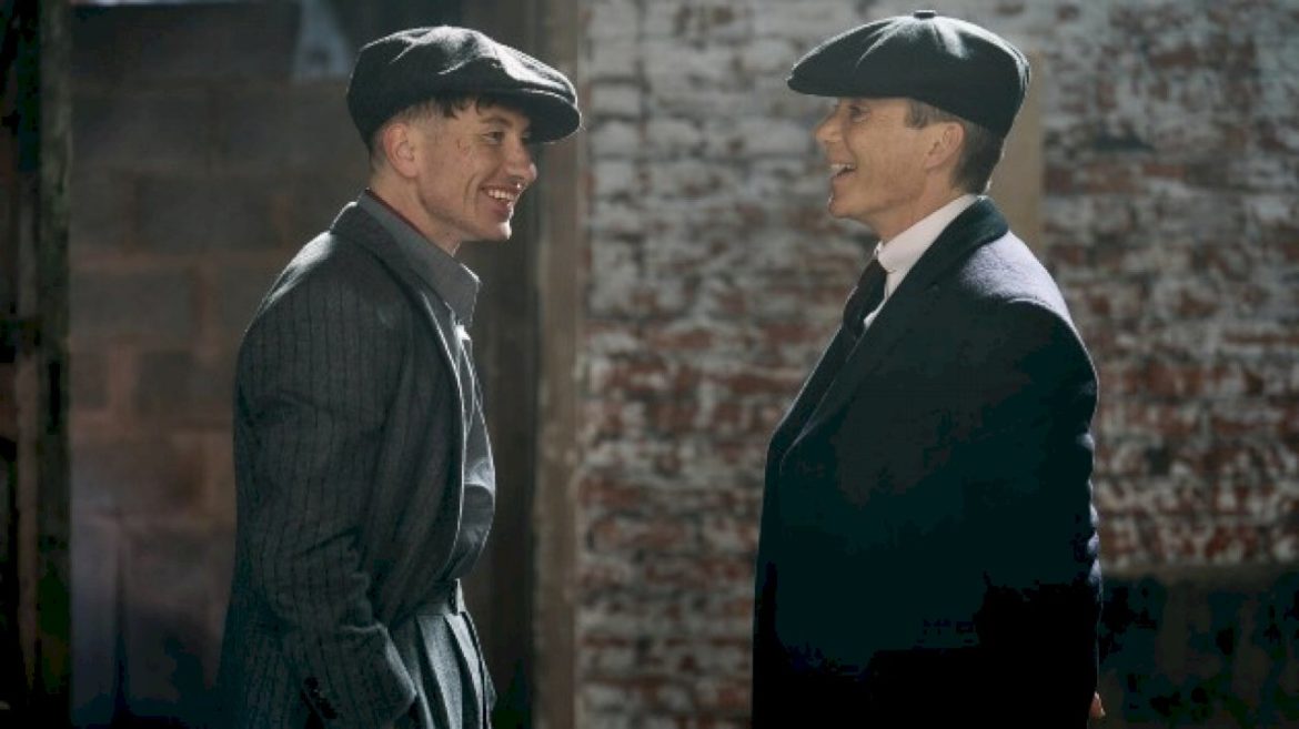 cillian-murphy-and-barry-keoghan-smile-in-new-look-from-‘peaky-blinders’-set