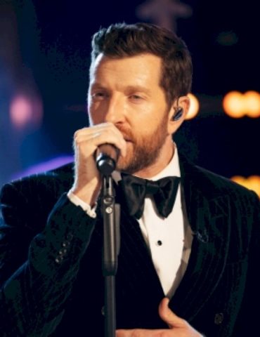 brett-eldredge’s-glow-tour-is-going-digital-and-you’re-invited