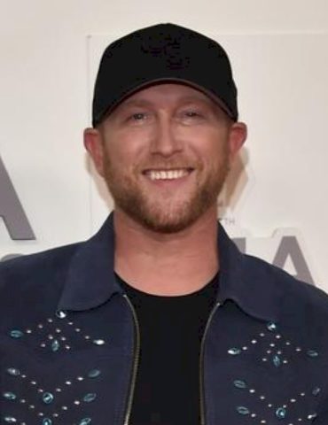 newlywed-cole-swindell-eyes-first-year-married-ornament-+-family-time-for-christmas