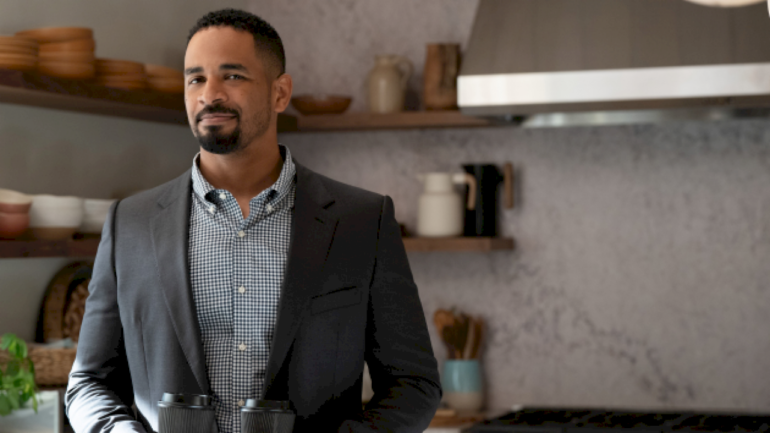 damon-wayans-jr.-says-joining-apple-tv+’s-‘shrinking’-‘was-a-great-decision