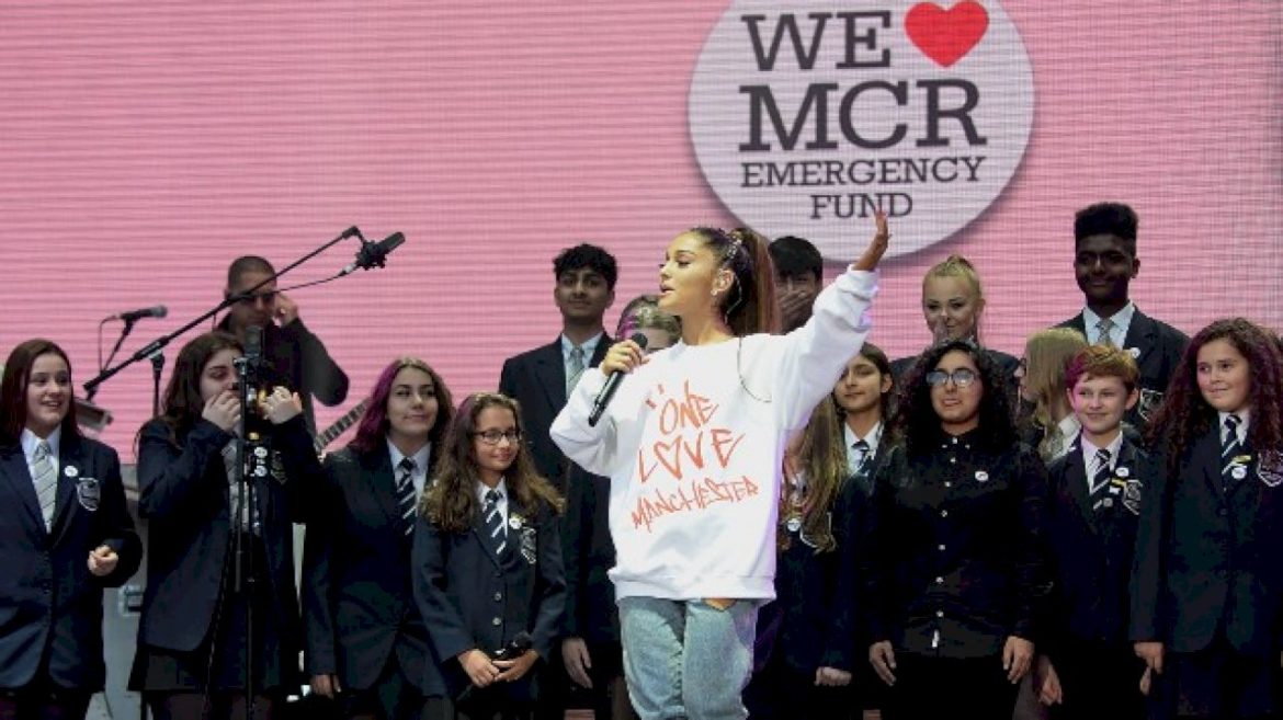 ariana-grande-donates-gifts-to-manchester-children’s-hospitals