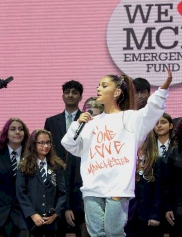 ariana-grande-donates-gifts-to-manchester-children’s-hospitals