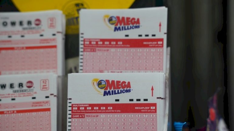 mega-millions-jackpot-hits-$1-billion-ahead-of-christmas-eve-drawing