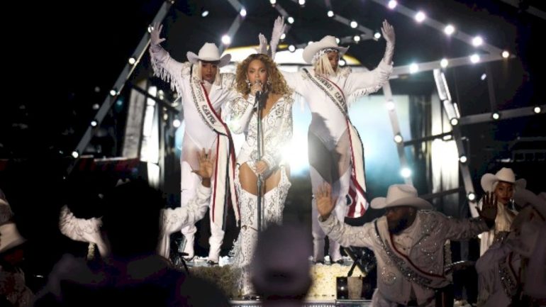 a-real-life-ho-ho-hoedown:-beyonce-slays-christmas-day-halftime-show-with-post-malone,-shaboozey-+-more