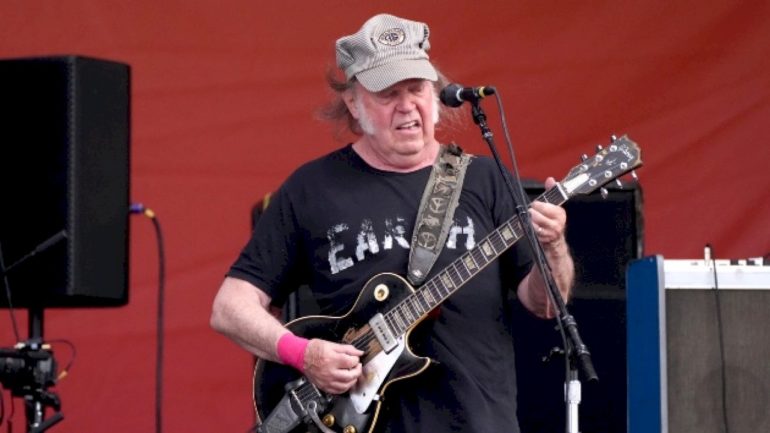 neil-young-performs-‘silver-and-gold’-for-the-first-time-since-2007