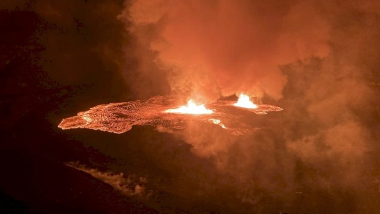 nps-urges-caution-amid-kilauea’s-volcanic-activity-after-‘shocking-scene’