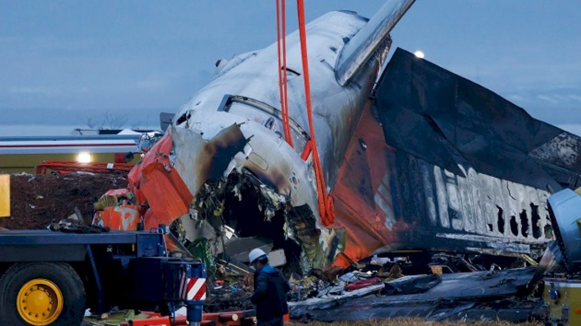 shares-of-boeing-slide-after-south-korea-plane-crash