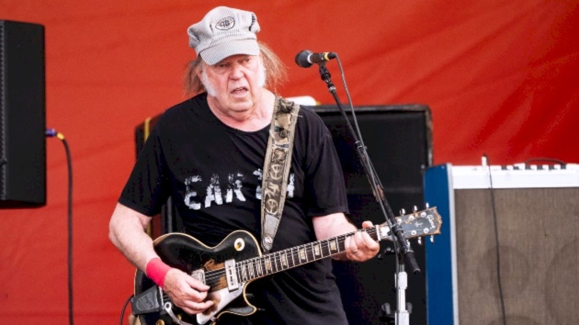 neil-young-shares-first-performance-of-‘pardon-my-heart’-in-50-years